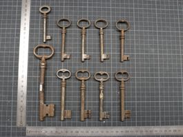 Lot mit 10 antiken Schlüsseln