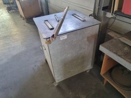 46. Fahrbarer Werkstattschrank aus Metall