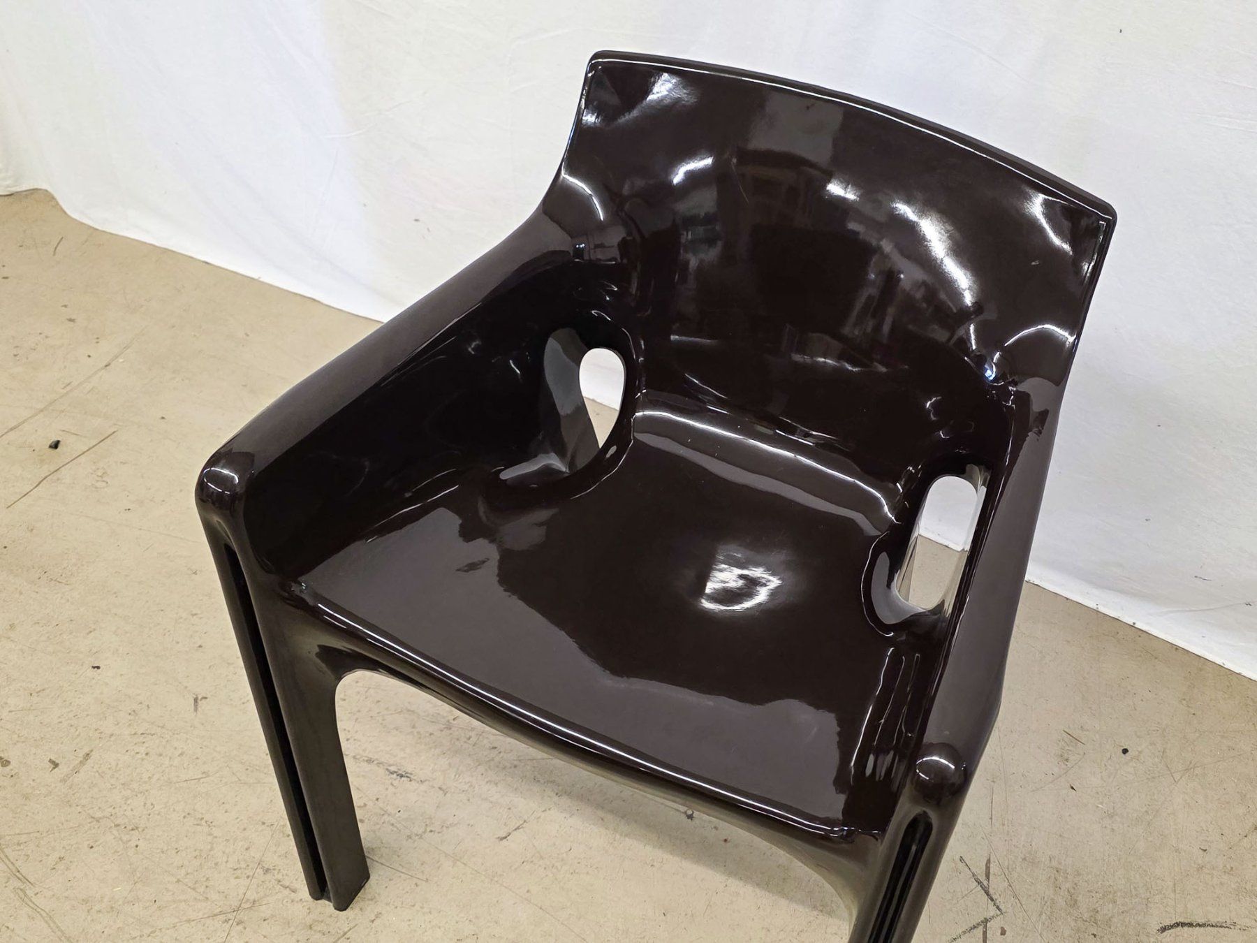 Artemide Chaises: Artemide "Gaudi" Stuhl - braun, Designklassiker - Ref. 05/67 – D'occasion à Au ZH par BrockiAu 1