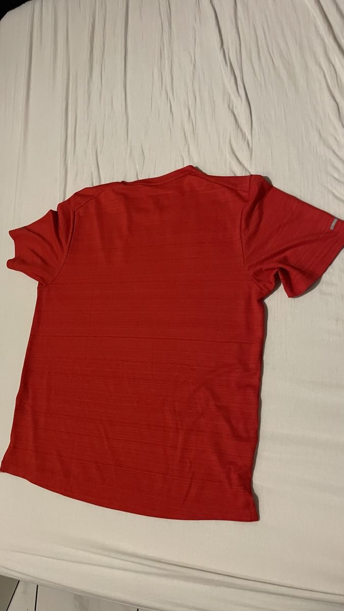 Nike T-shirts: Nike T-Shirt – D'occasion à Derendingen par iva_cm7m 1