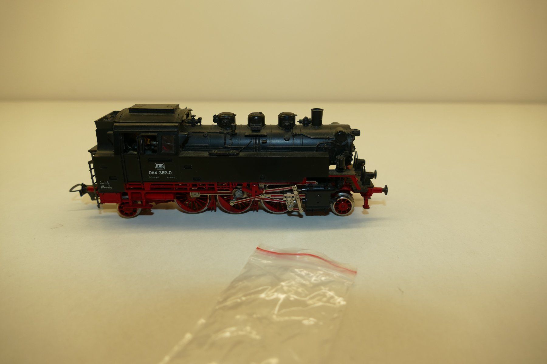 Fleischmann Modellini di ferrovie: Fleischmann H0: DB Tenderdampflok BR64 – Usato da Niederhasli venduto da rail-duerst 3
