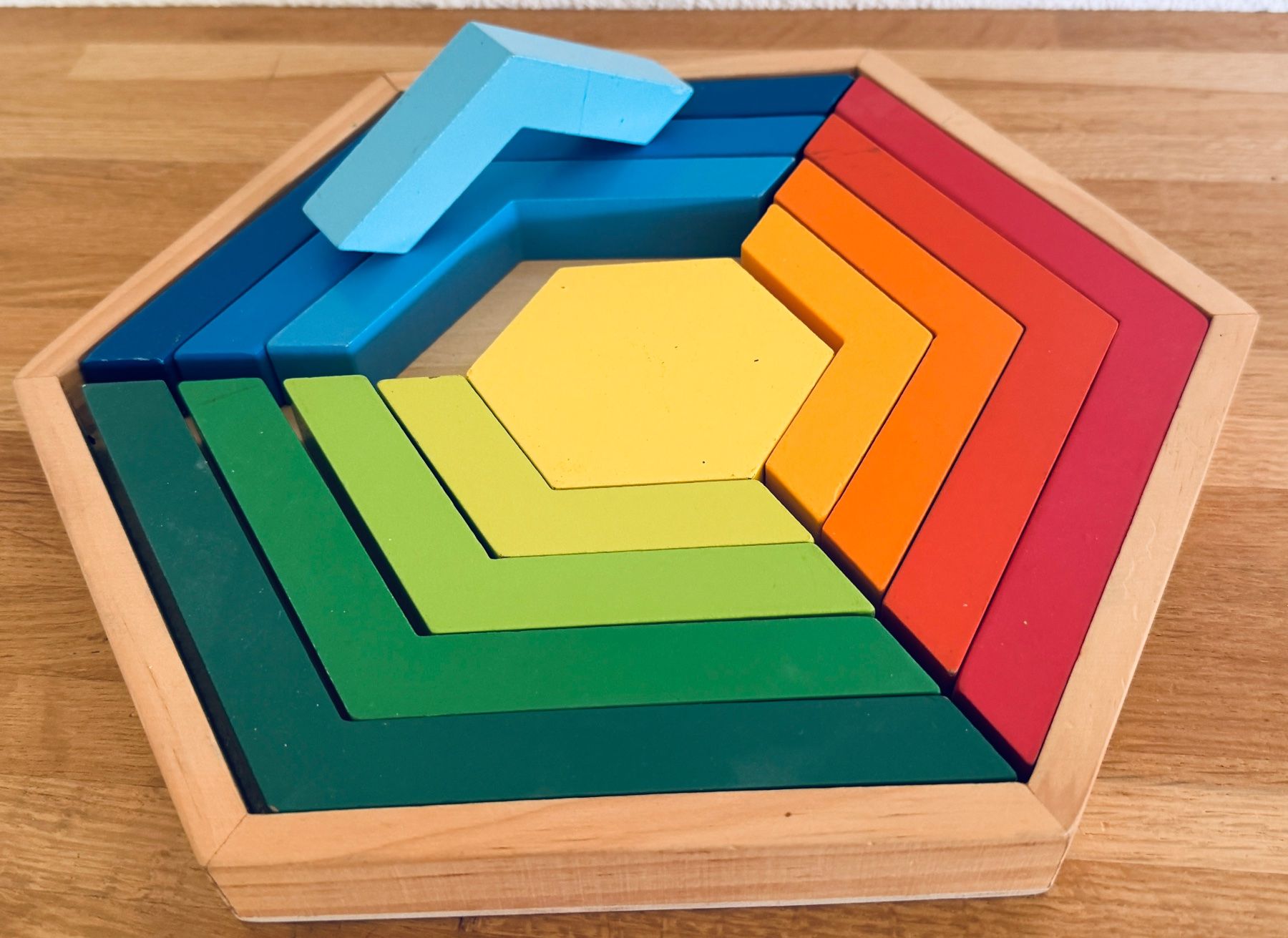 Puzzles: Puzzle - Hexagonal Steckpuzzle Holz Regenbogen Grimms – Gebraucht aus Winterthur von Secondhand-Family