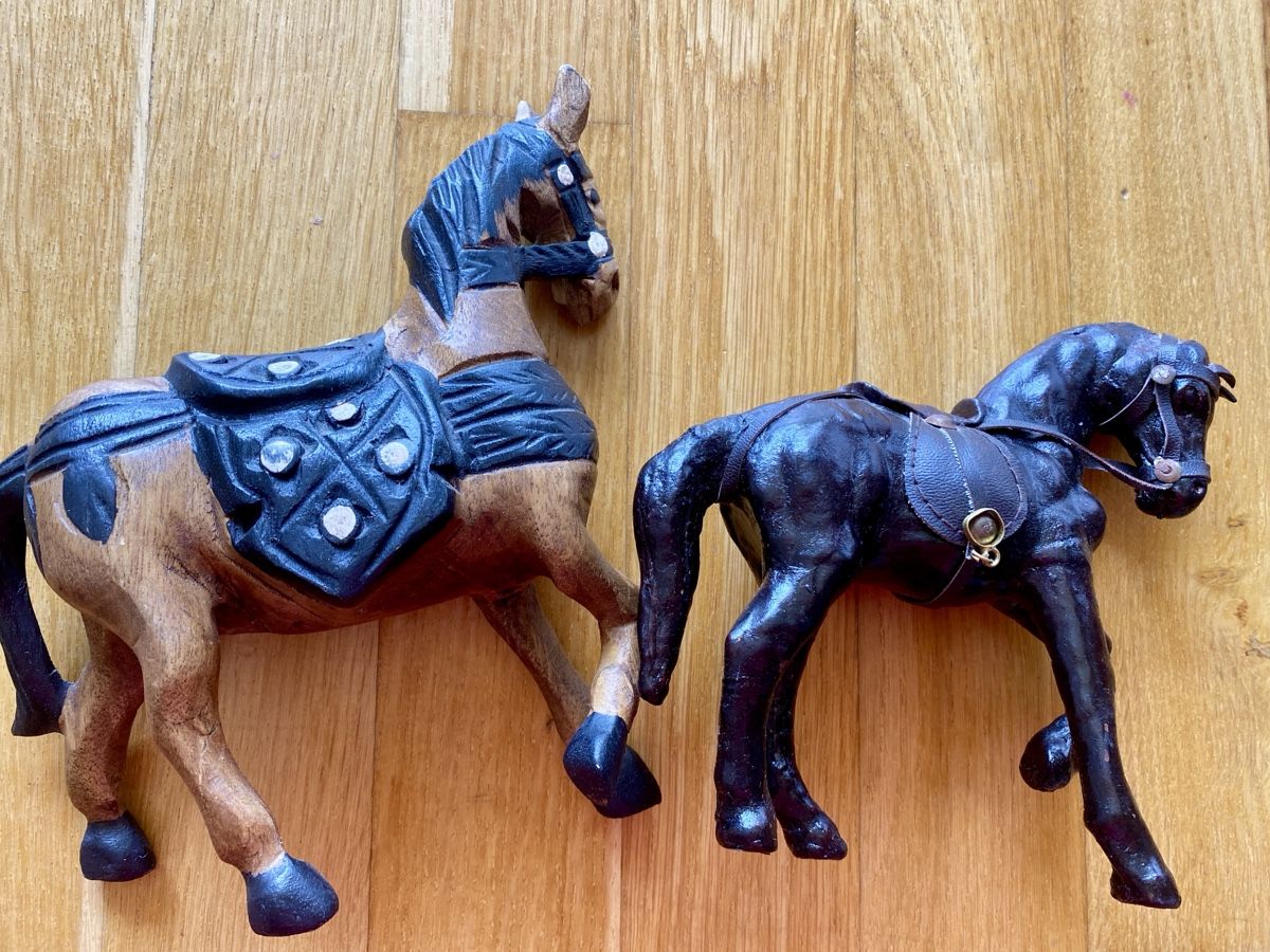 Statuette: Zwei wunderschöne Pferde-Figuren aus Holz – Usato da Münchenstein venduto da sommerverkauf12