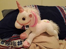 Plüsch Einhorn das wiehert
