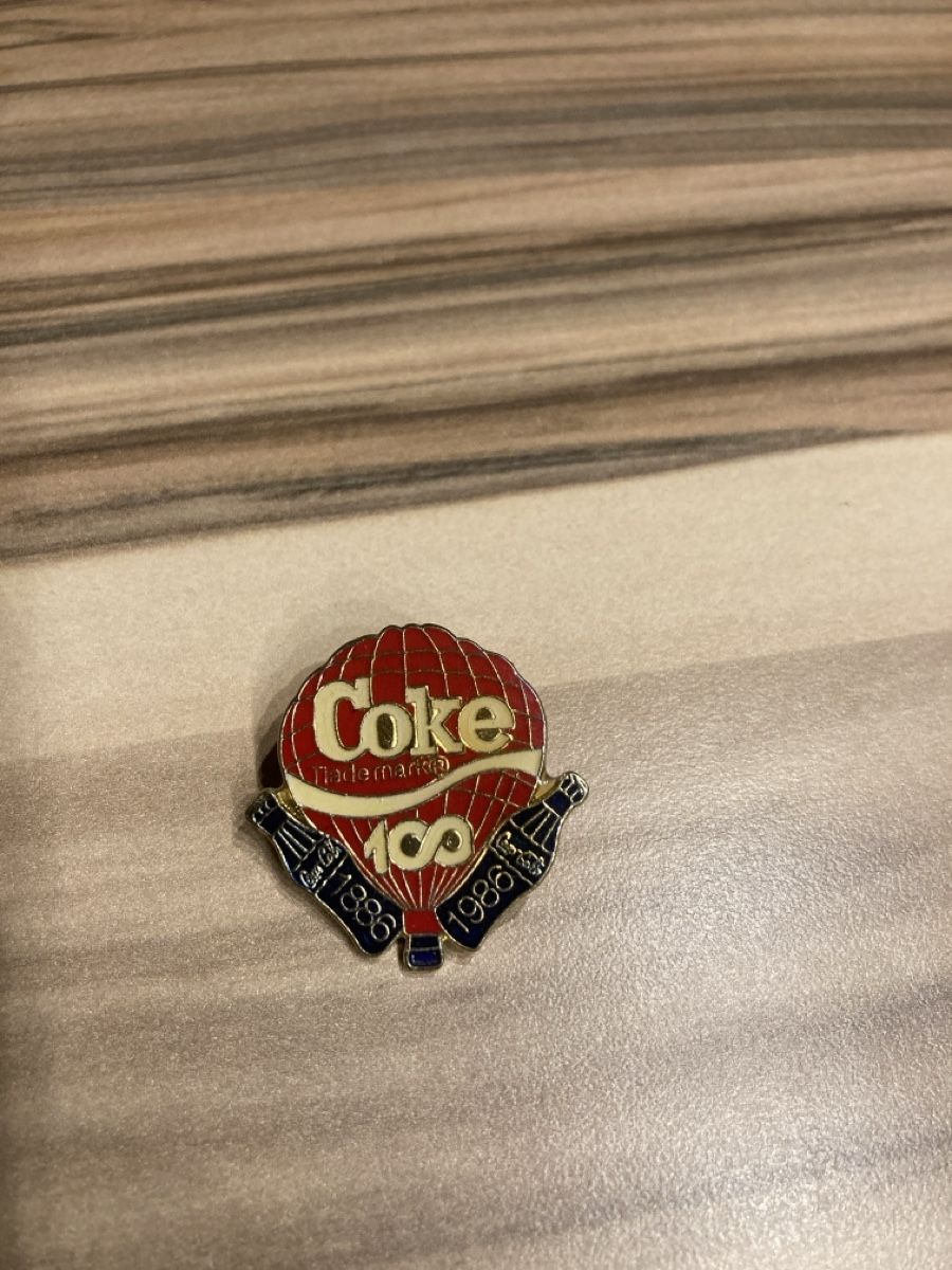 Coca-Cola Placchette & Badge: Pin Coca Cola Coke 100 Jahre – Nuovo (secondo la descrizione) da Aarwangen venduto da to-hirschi 1