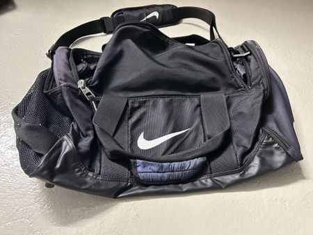 Sporttasche Nike schwarz mit Trageriemen akzeptabel