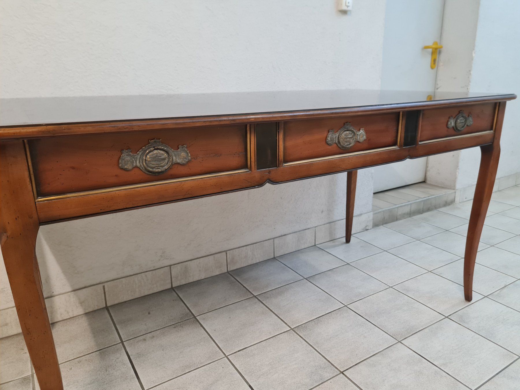 Schreibtische: Bureau VIII la vitre dessu et endommager – Gebraucht aus Monthey von 187-zeroo 8