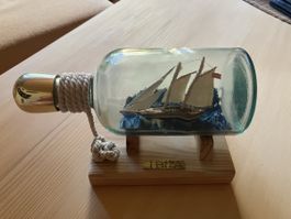 Schiff in Flasche mit Holzsockel, Dekoration