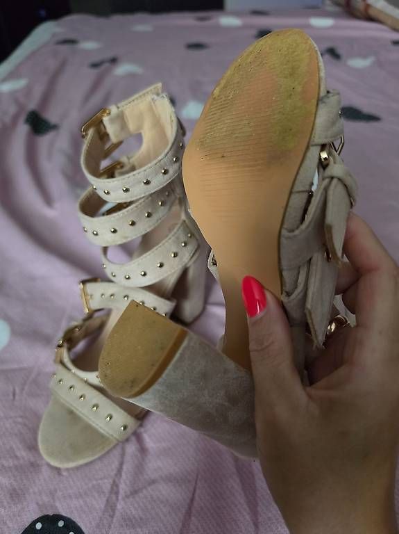 Chaussures femmes: Damen Sandaletten Gr. 36  Hellbeige mit Nieten – D'occasion à Muttenz par nem_h55g 1