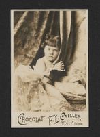 Carte Chocolat F.L. Cailler: Petite fille au rideau (1900s)