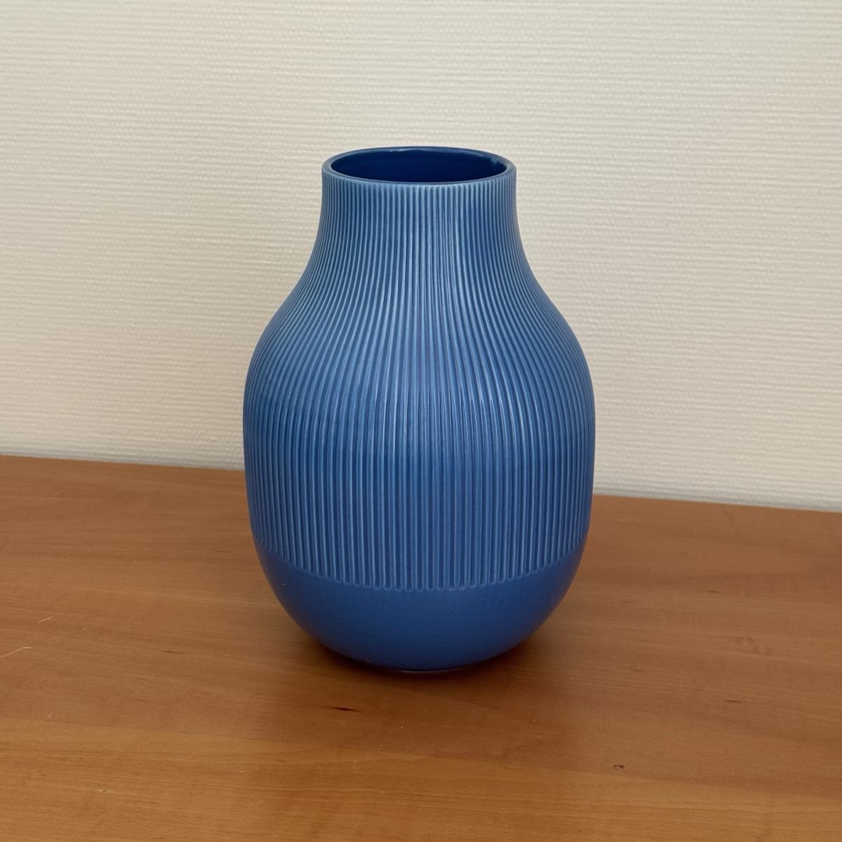 Ikea Vasi & Recipienti: Elegant Blue Ceramic Vase – Usato da Zürich venduto da Fontana101
