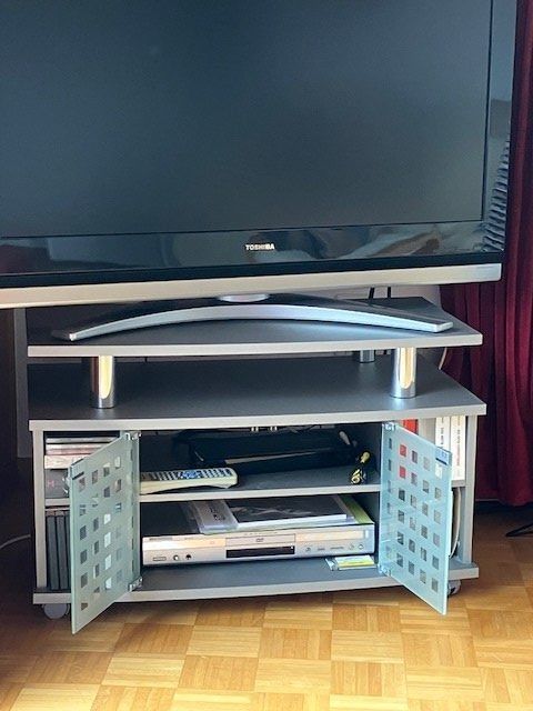 TV Möbel: Fernseher Toshiba REGZA mit Tisch – Gebraucht aus Zürich von JanetT01 2