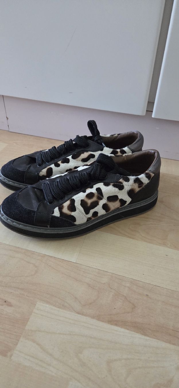 Max & Moi Damenschuhe: Max&Moi Sneakers mit Leo-Muster, Grösse 38. – Gebraucht aus Hellbühl von Veci02