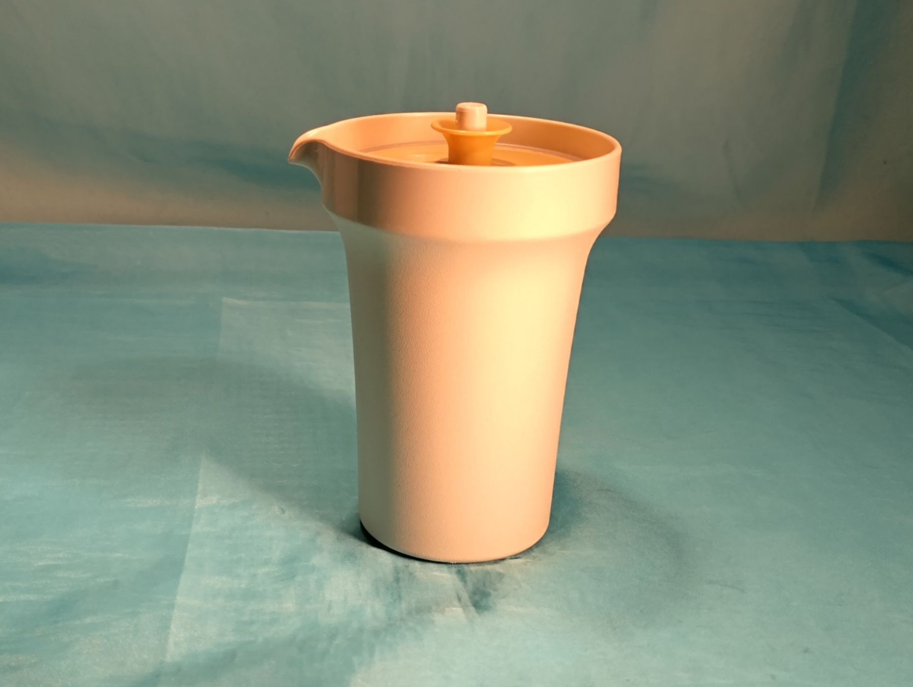Tupperware Becher mit Ausguss und hermetischem Verschluss (Gebraucht) in Bellach für CHF 4 – mit Lieferung auf Ricardo kaufen