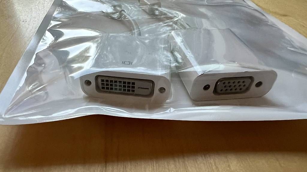 Apple Laufwerke & Adapter: 2x MiniDisplay-zu-VGA-Adapter & DVI-Adapter – Gebraucht aus Zürich von Steve_and_ali 1