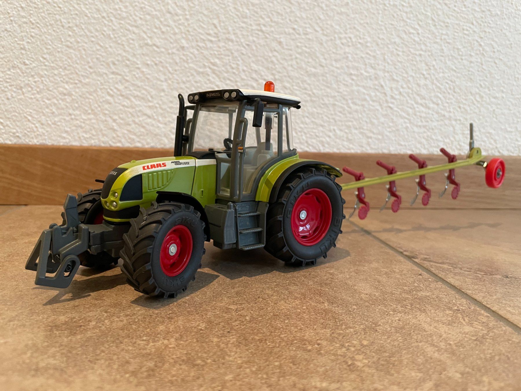 Claas Trattori: SIKU Claas Ares 697 ATZ mit Beetpflug – Nuovo e nell'imballaggio originale da Kreuzlingen venduto da Stefan1150