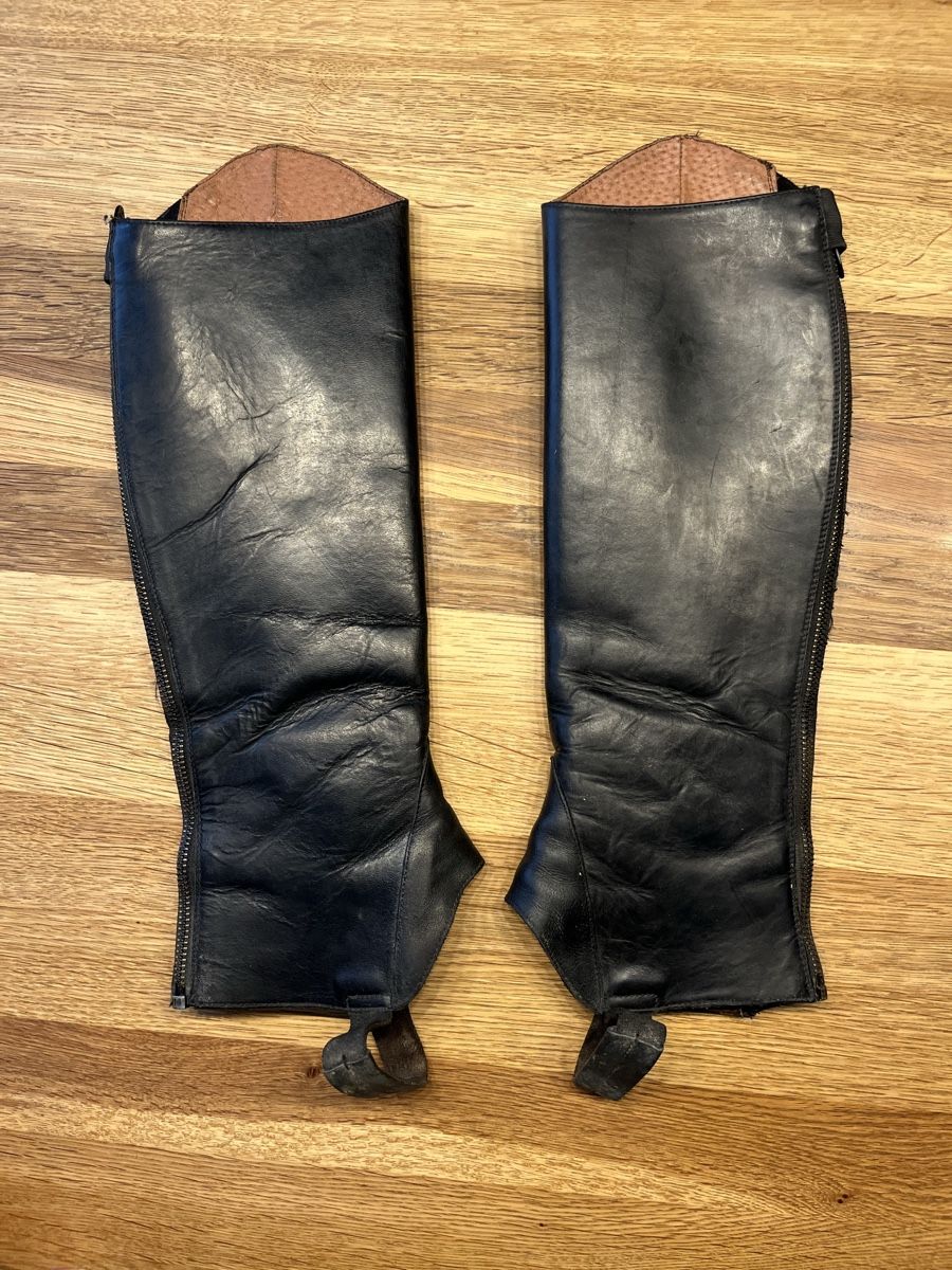 Stinchiere & Fasciature: Chaps Leder Schwarz - Guter Zustand – Usato da Wimmis venduto da Sylsd 2