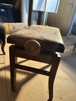Alter Klavierhocker / Pianohocker aus Holz mit Lederpolster 