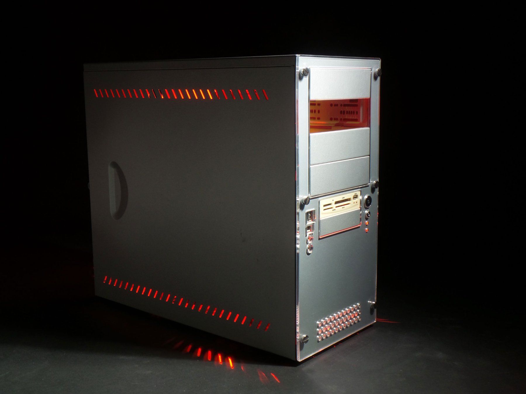 Boîtiers: Alu PC Case - Aluminium Computer Gehäuse – D'occasion à Suberg par lov_d8l6