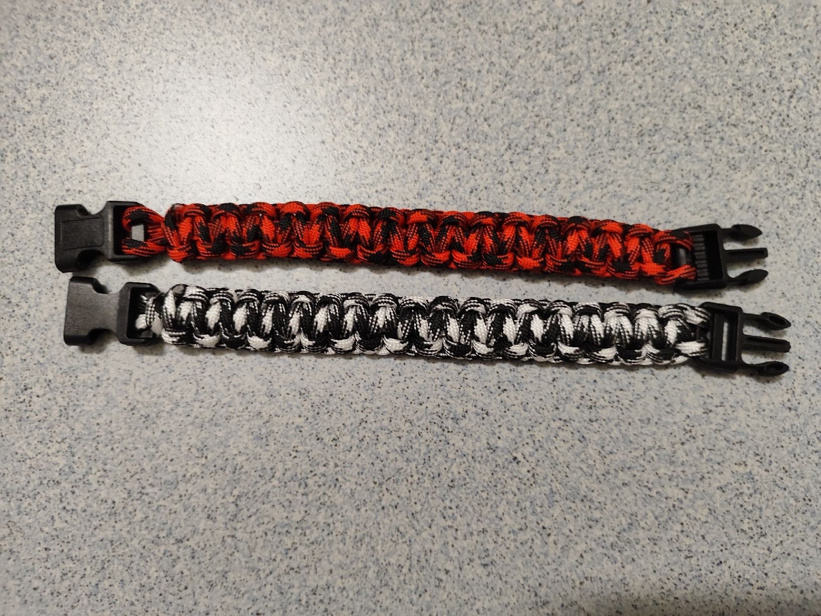 Armbänder & -reifen: Bracelets en corde de couleurs – Neu und originalverpackt aus Ursy von Freeman-85