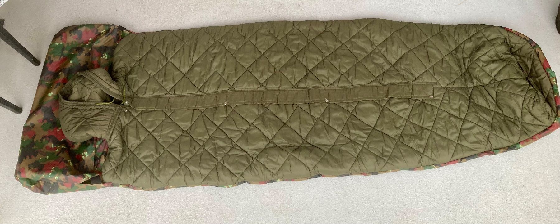 Schweizer Armee Sacchi a pelo: Armee-Schlafsack in Tarnfarbe occ. von 1974 wenig gebraucht – Usato da Rüegsauschachen venduto da Andyalfredo 1
