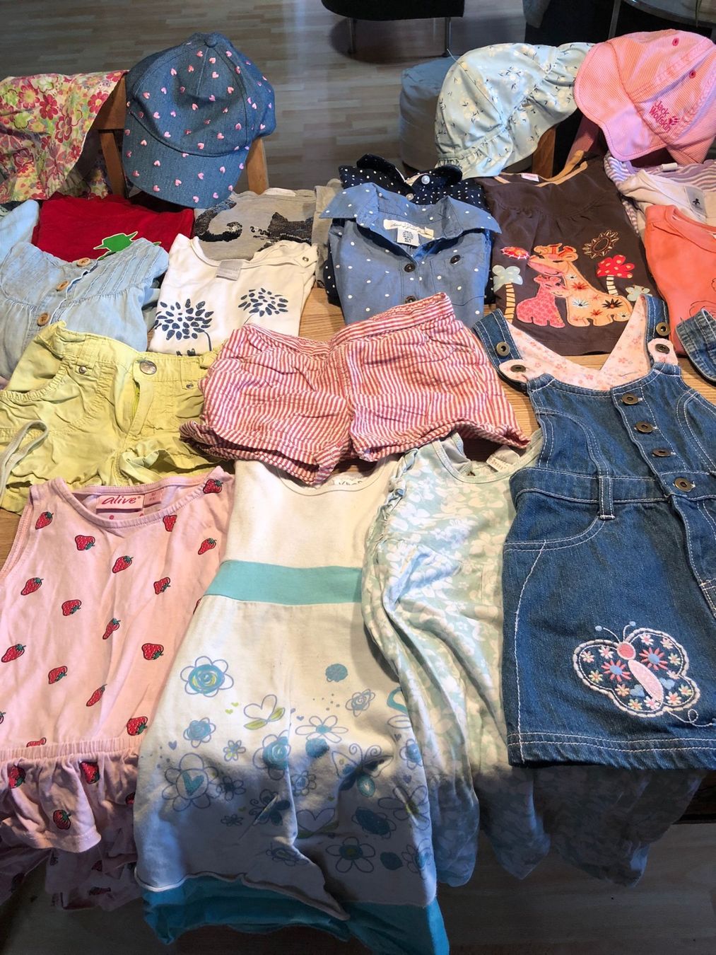 Lotti & Set di vestiti: 30 Teiliges Mädchenpaket Gr. 92 – Usato da Röschenz venduto da Tashroal 2