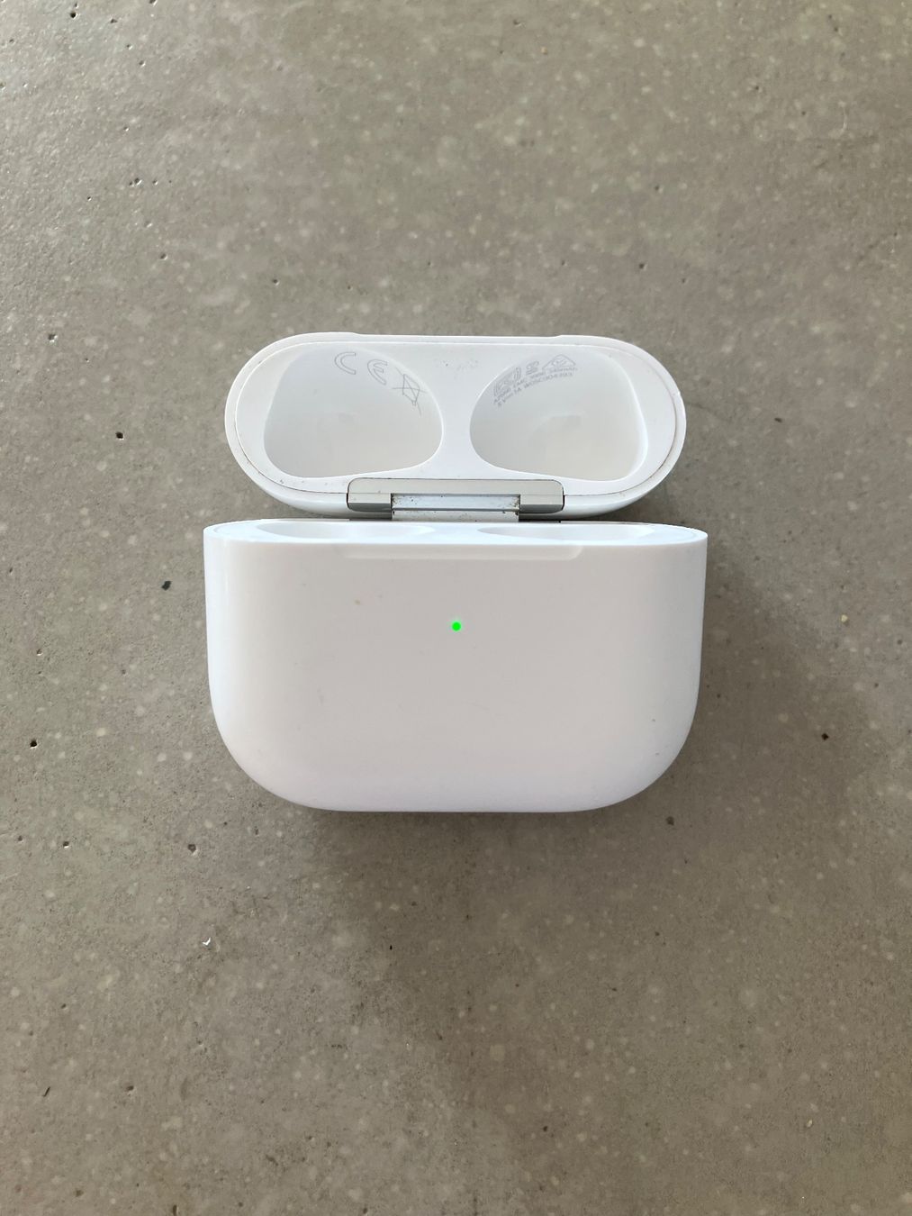 Apple Kopfhörer: Apple AirPods 3 Case – Gebraucht aus Lausanne von mr.v