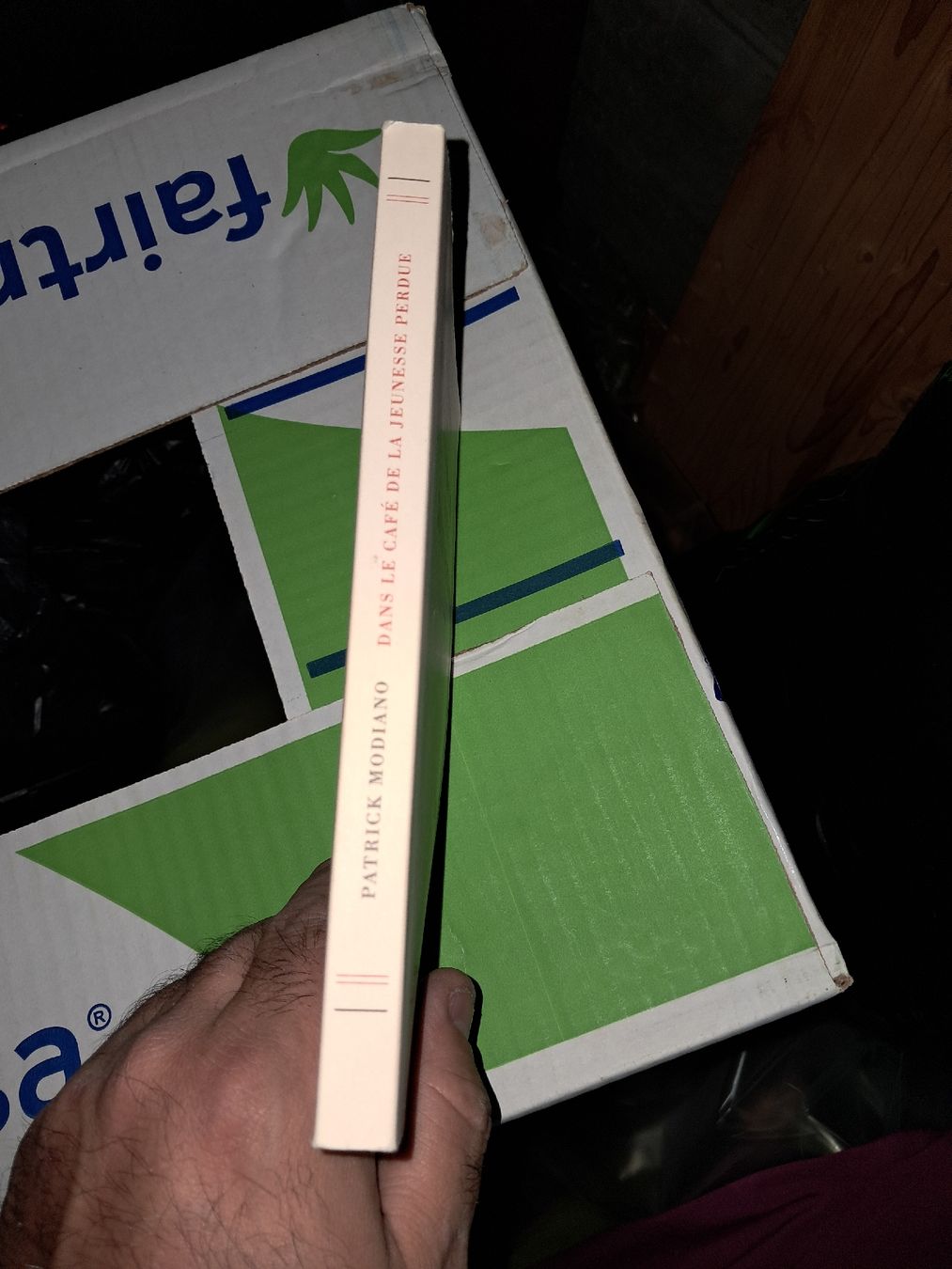 Libri: Dans le café de la jeunesse Perdue de Patrick Modiano – Usato da Le locle venduto da juliensaran 1
