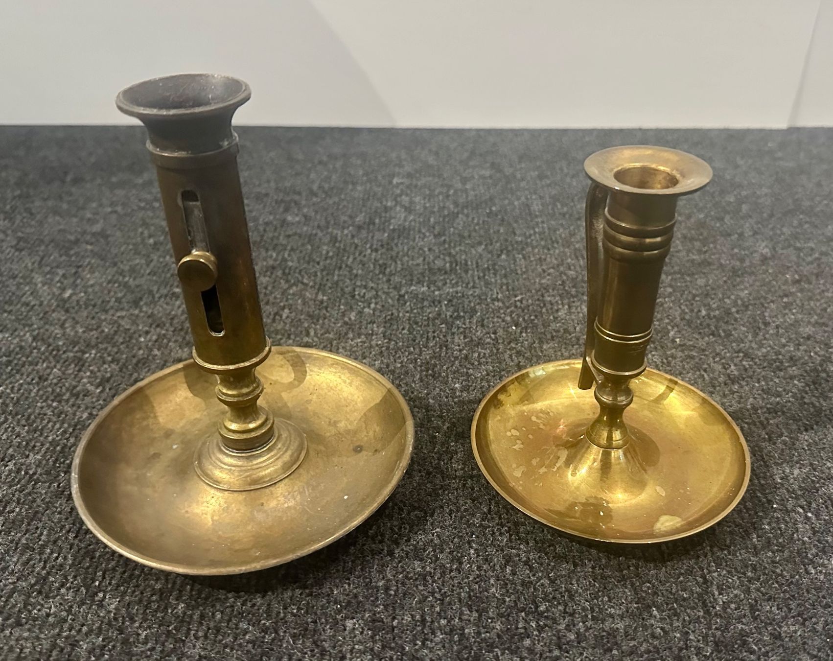 Portacandele: Zwei antike Kerzenhalter aus Messing – Usato da Basel venduto da artthings4you 2