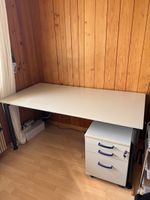 Schreibtisch mit Rollkorpus