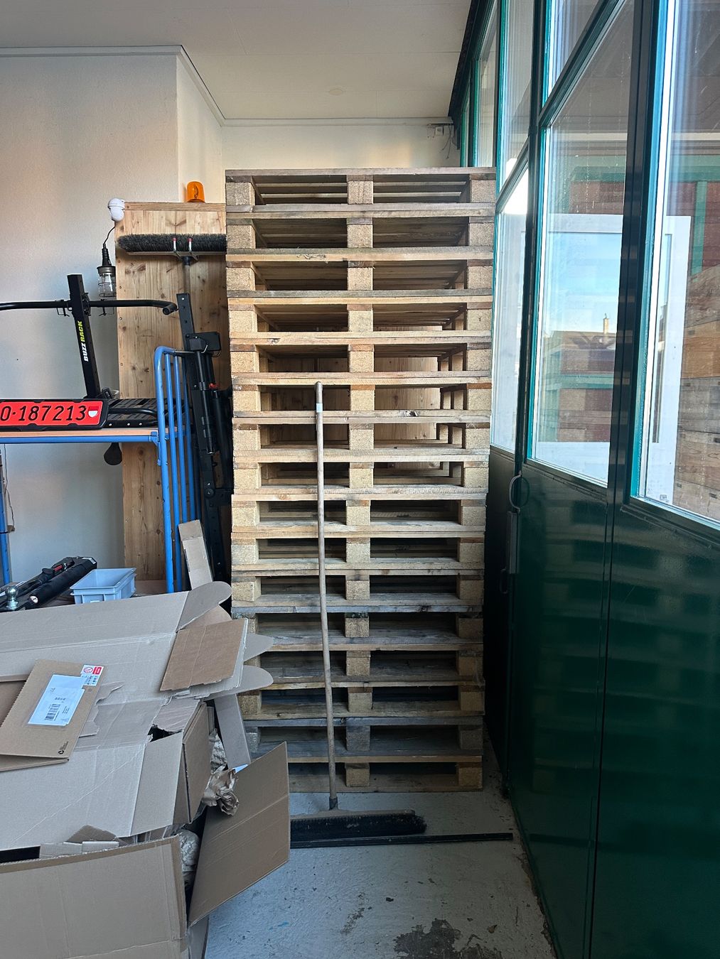 Paletten: Hochwertige Einwegpaletten – Gebraucht aus Stans von pick.up.and.go