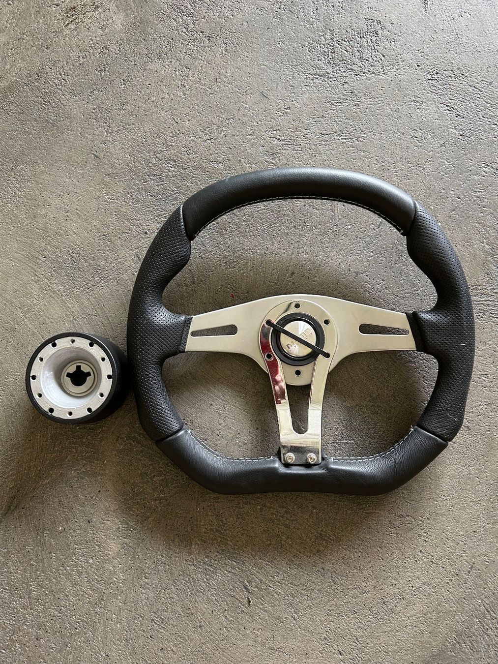 Tutti pezzi di ricambio auto: MOMO Lenkrad, inkl. Nabe, Oldtimer, Youngtimer, Top Zustand – Nuovo (secondo la descrizione) da Ermatingen venduto da msc_s9wt
