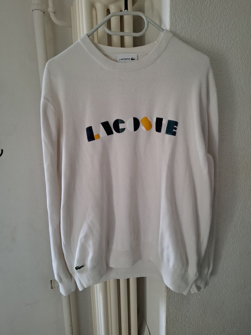 Lacoste Pulls & Sweat-shirts: Lacoste pull blanc à logo multicolore, taille L (FR 5) – D'occasion à Le Locle par sAm_2112