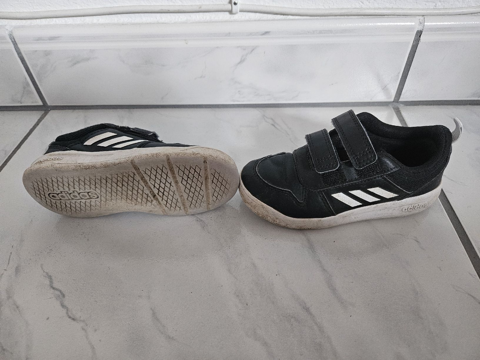 Adidas Scarpe per ragazzi: Schwarze Adidas Lederschuhe Gr 26 – Usato da Arni AG venduto da Chaeschpe_04 1