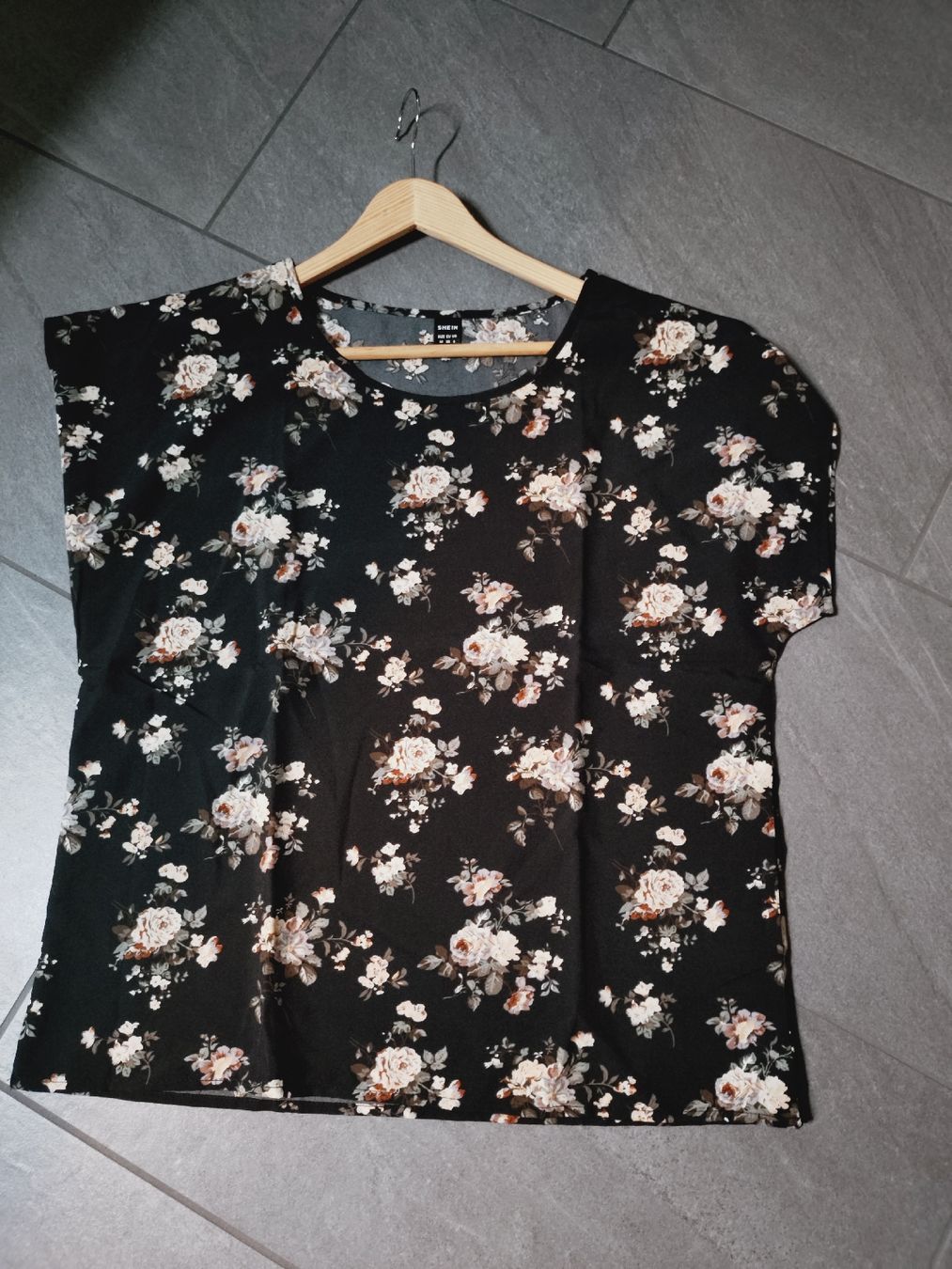 Chemisiers: Damen Bluse schwarz mit Blumenmuster Grösse 38 Neu – Neuf (Voir description) à Steinmaur par Cinderella309