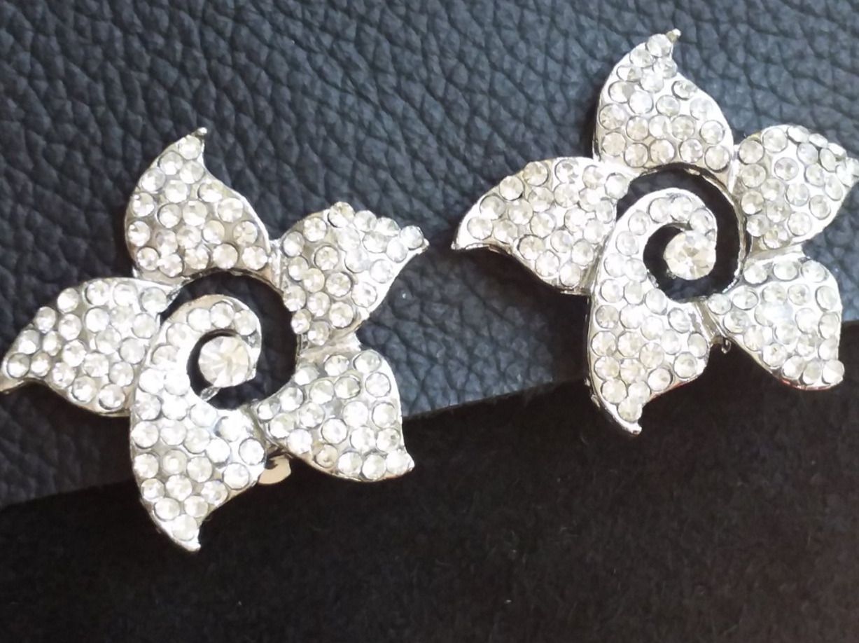 Orecchini pendenti & Orecchini a lobo: Vintage klassische Blüten Strass Ohrclips – Usato da Zürich venduto da helsan 3