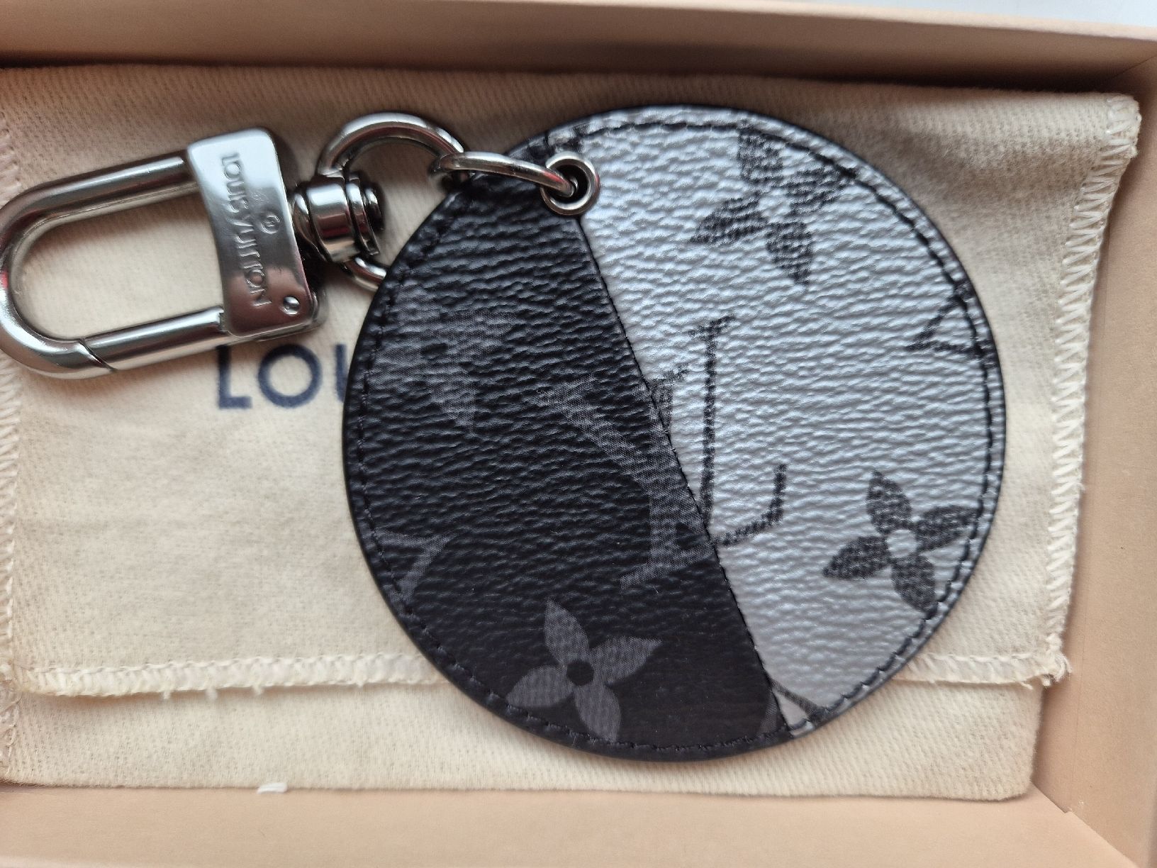 Louis Vuitton Schlüsselanhänger & - bänder: Louis Vuitton Monogram Round Keychain new! – Neu und originalverpackt aus Immensee von jan_9rzs 1