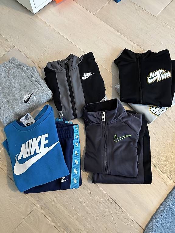 Completi, tute sportive e funzionali: Nike Trainingsanzuge – Usato da Zumikon venduto da gaetanopetrocelli