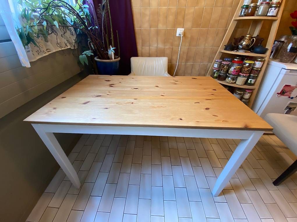 Tischset: Table en bois et chaise en cuir blanc – Gebraucht aus Genève von Circe 2