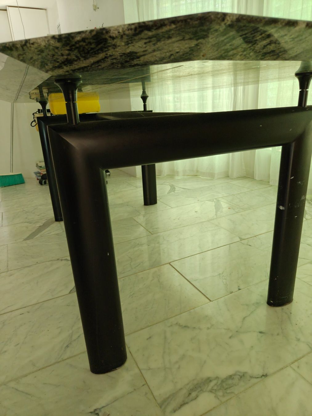 Tische: Massiver Granittisch – Gebraucht aus Fehraltorf von Cramora 3
