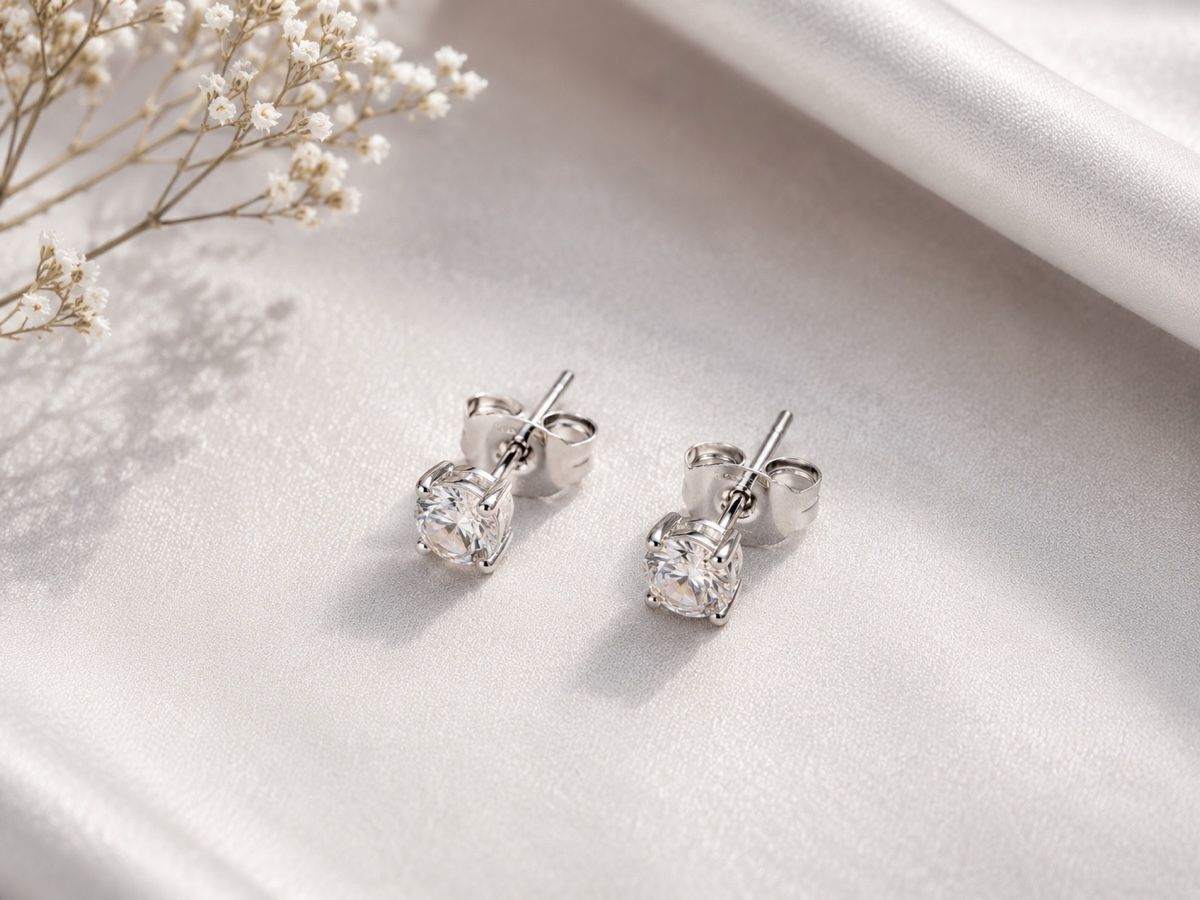 Orecchini pendenti & Orecchini a lobo: Classic Solitaire Studs – Nuovo e nell'imballaggio originale da Zürich venduto da MML