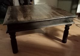 Edler Couchtisch aus dunklem Massivholz