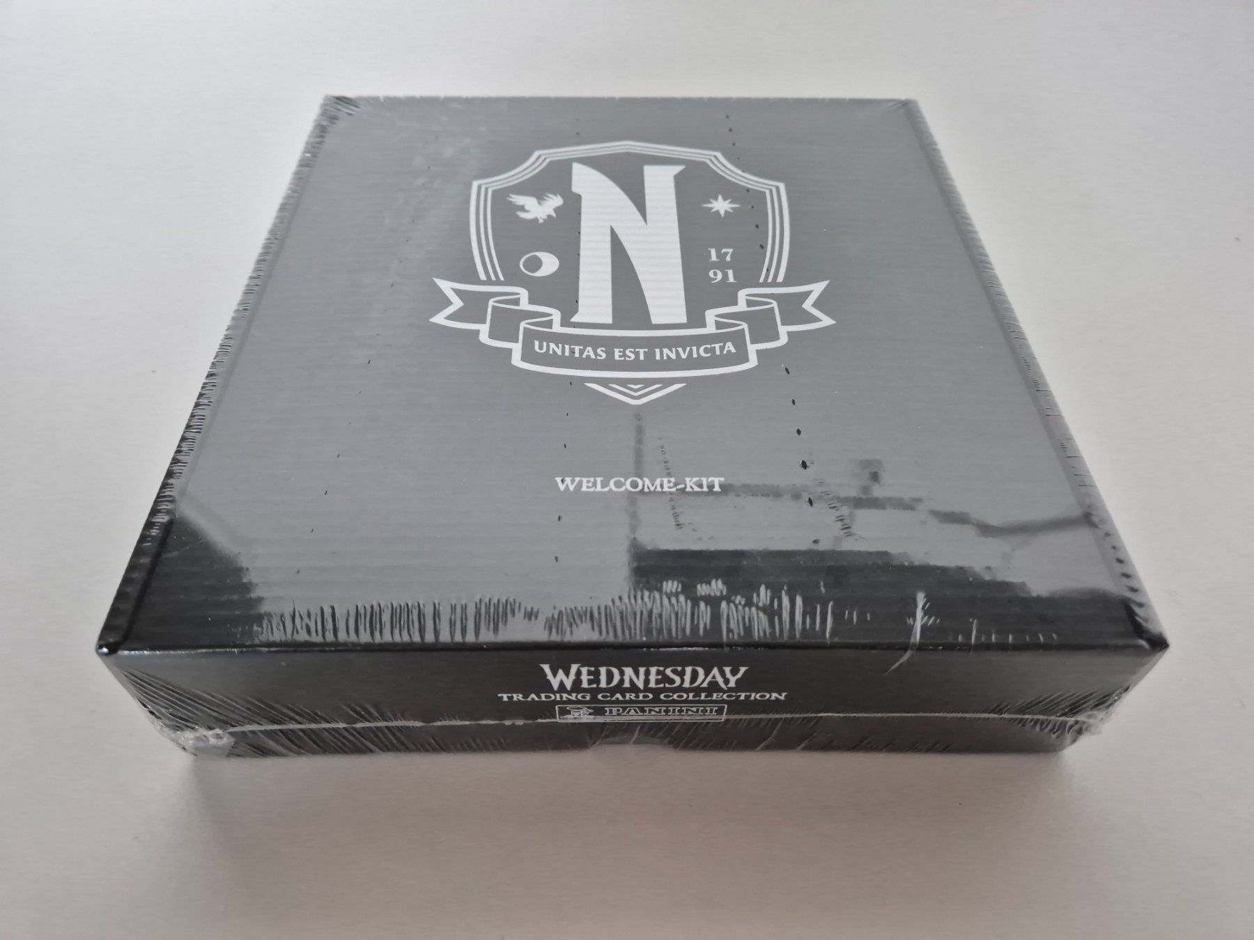Statuette: NEU - Wednesday TCG Welcome-Kit Nevermore Academy – Nuovo e nell'imballaggio originale da Bassersdorf venduto da retrolab