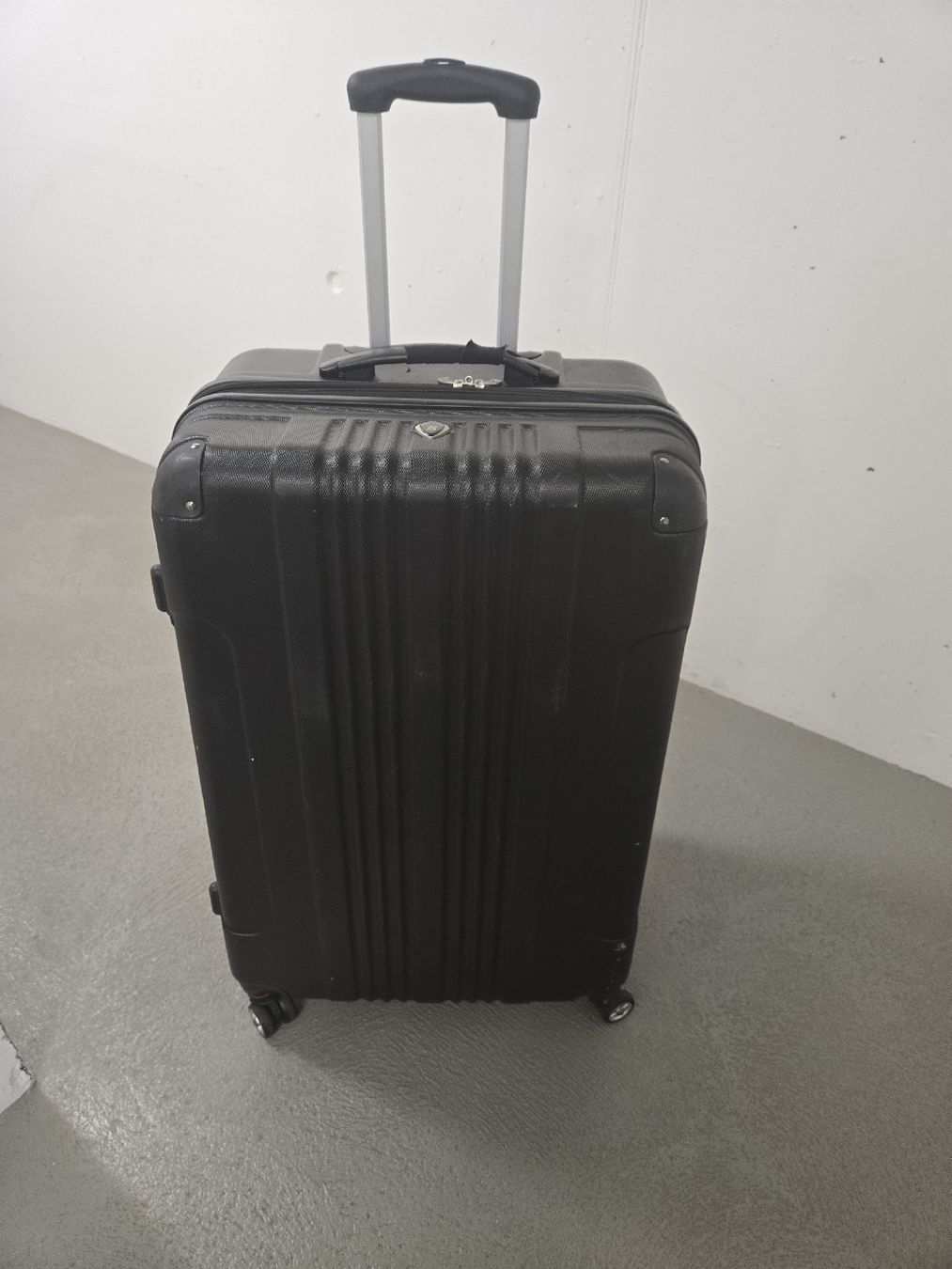Reisekoffer: Black hard shell suitcase – Neu (gemäss Beschreibung) aus Aesch BL von mun_jm7v
