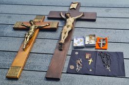 Lot de 2 croix avec Christ et chapelets articles religieux
