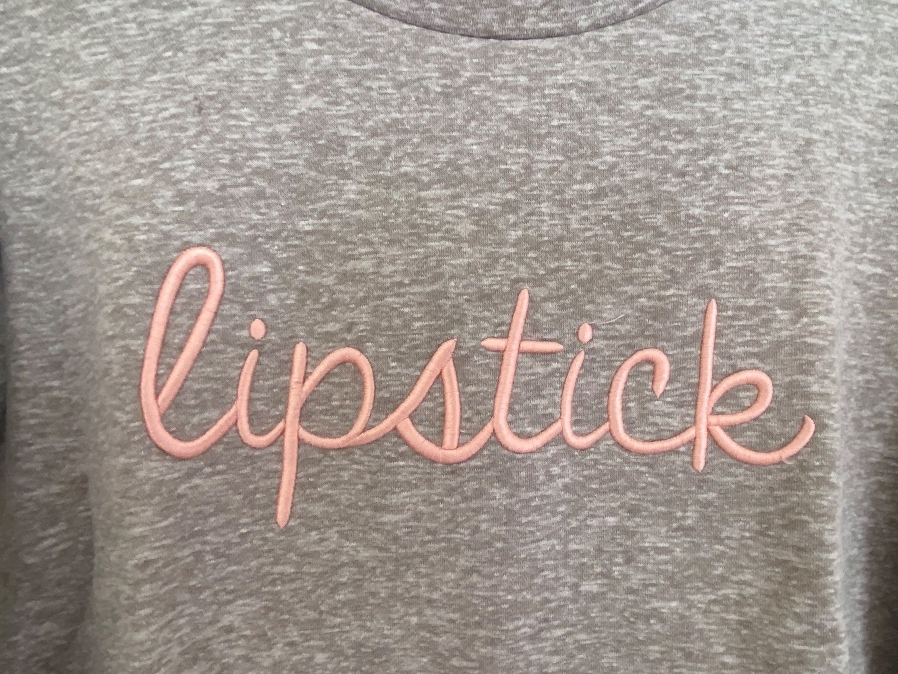 Maglioni & Felpe: Grauer Pullover mit Schriftzug "Lipstick", Grösse S – Usato da Kilchberg ZH venduto da lin_9p9m 2