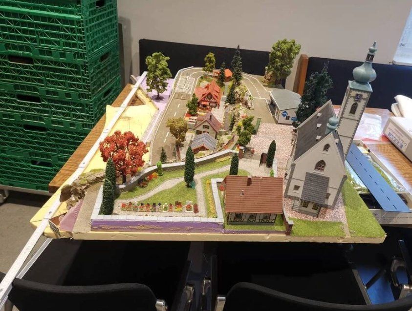 Faller Modellini di ferrovie: Modul - Strasse mit Kirche und Friedhof – Usato da St. Margrethen SG venduto da tribeli98 5