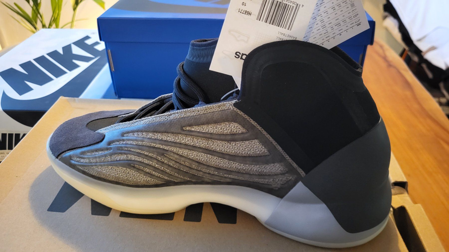 Adidas Scarpe da uomo: Adidas Yeezy QNTM – Nuovo e nell'imballaggio originale da Bern venduto da Sneakerheadz 1