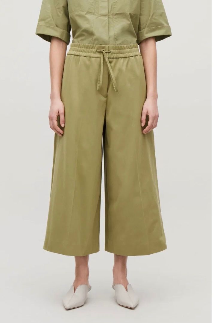 Cos Hosen: COS Wide-Leg Drawstring Trousers Olive Green – Gebraucht aus Oberwil b. Zug von fis_2wtq