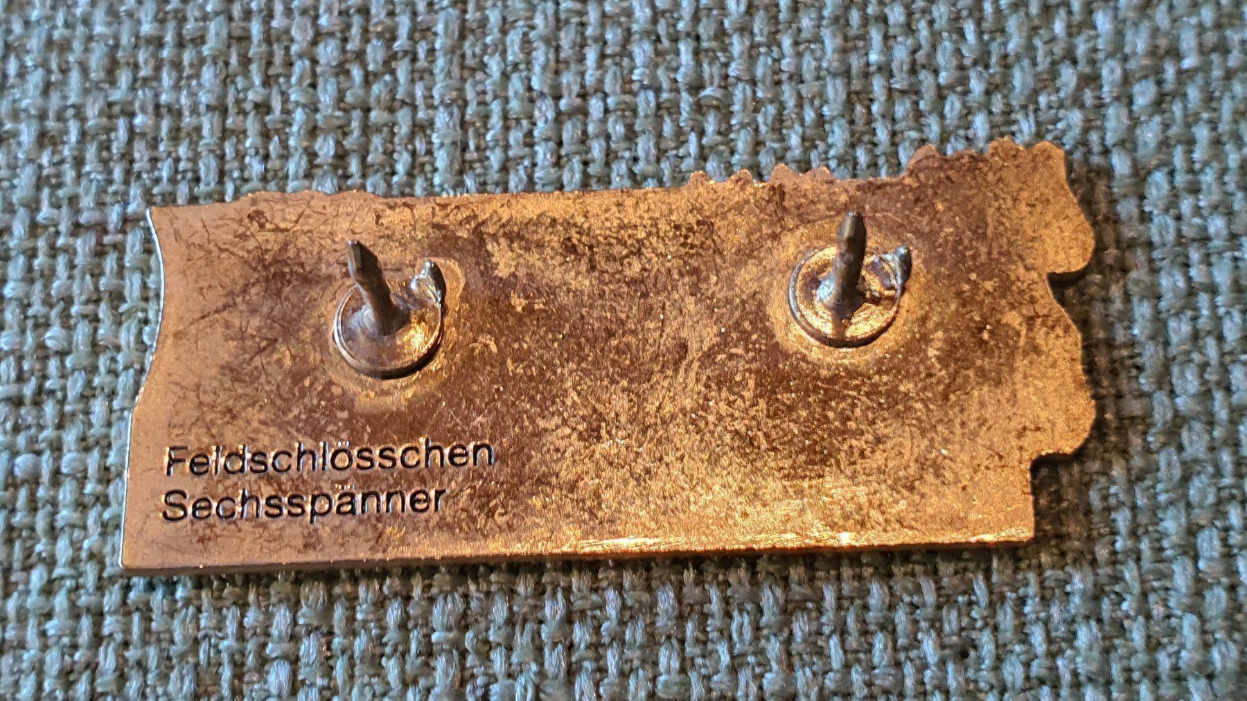 Plaketten & Abzeichen: I861 - Pin Feldschlösschen Sechsspänner – Gebraucht aus Reinach BL von Boston-Verkauf 1